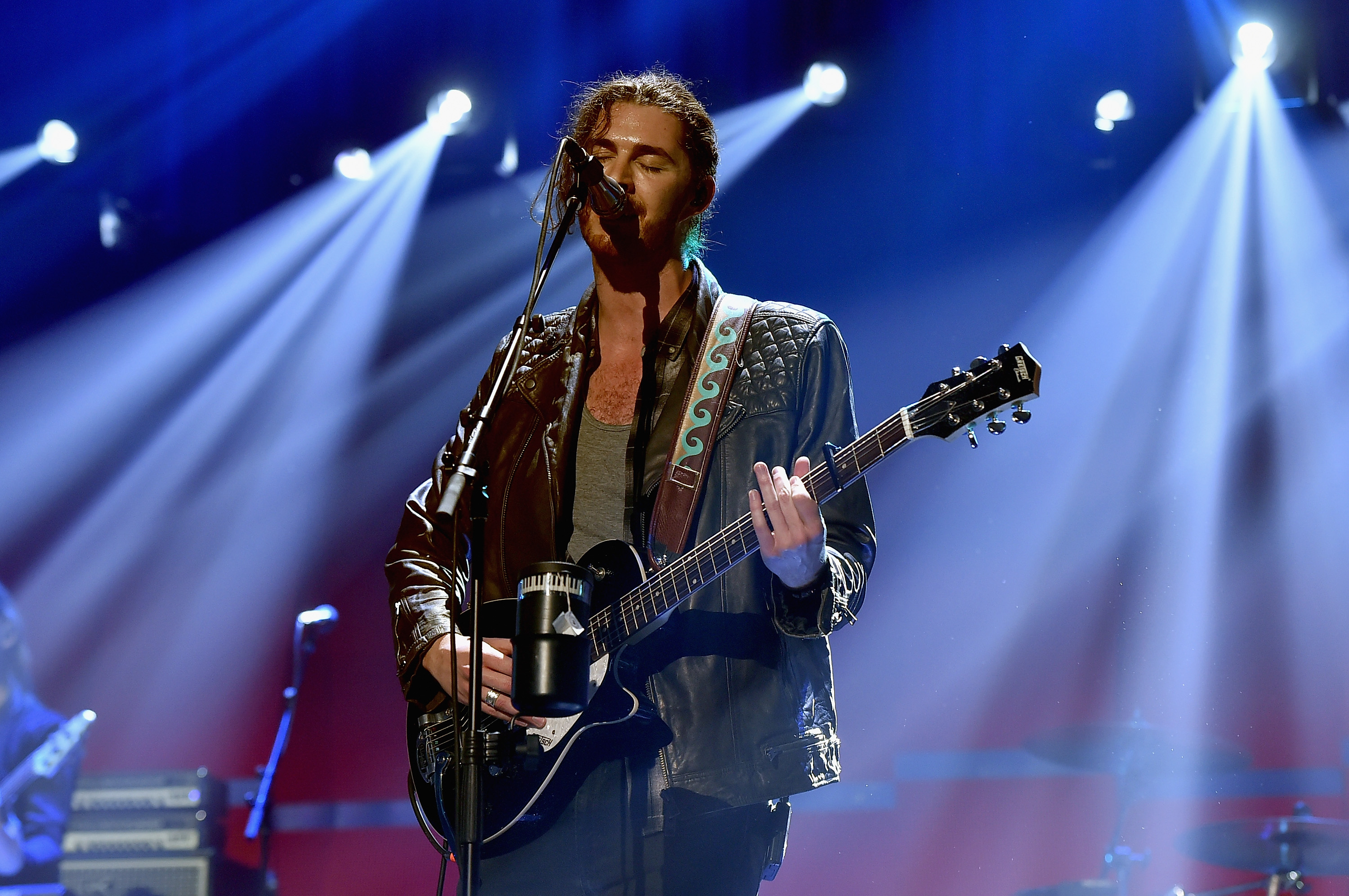 The voice hozier take me. The Voice Hozier. Hozier поет. Hozier поет на сцене. ITUNES Festival Hozier 2015.