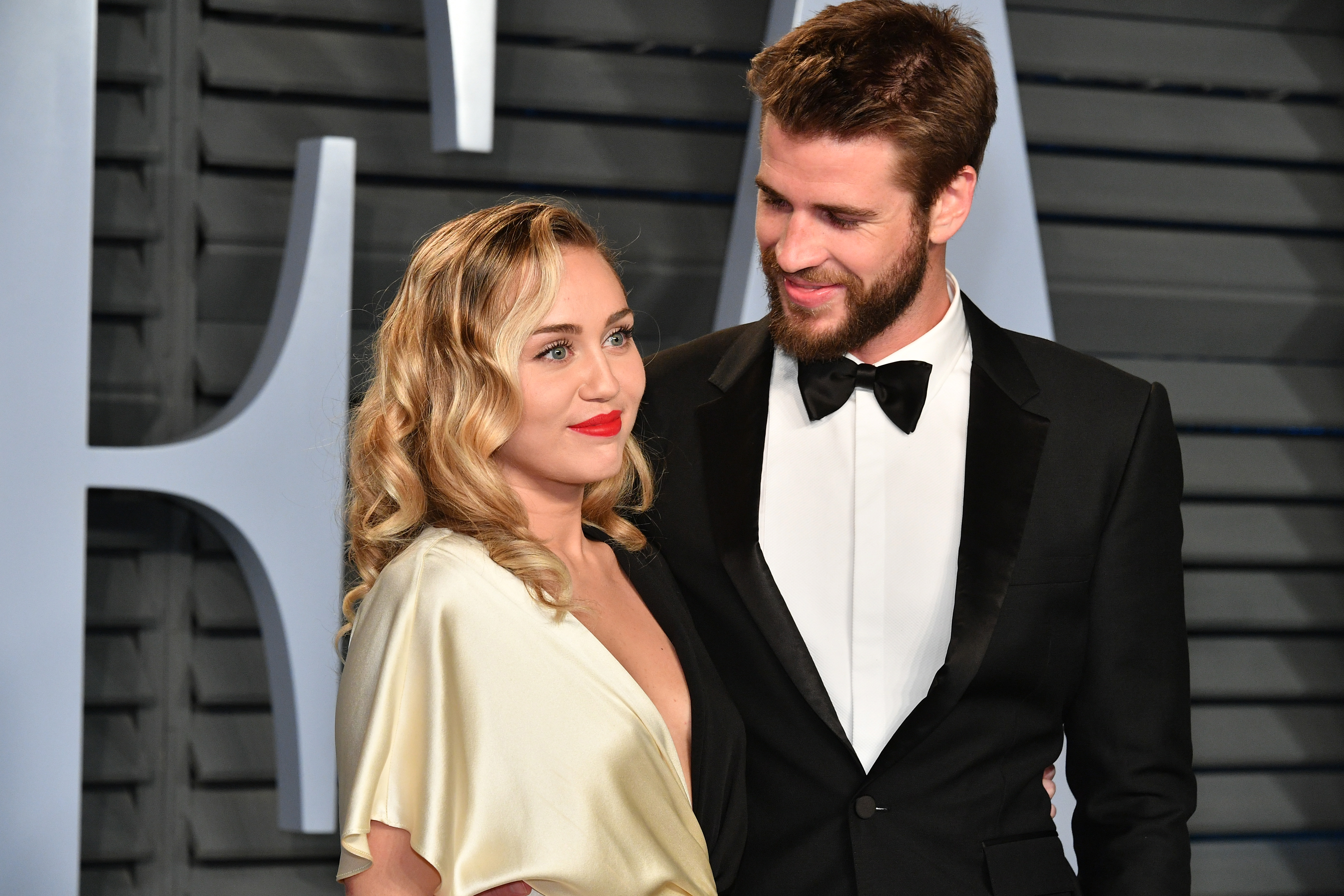 5568px x 3712px - Miley Cyrus fans convinced 'Flowers' is dragging Liam Hemsworth