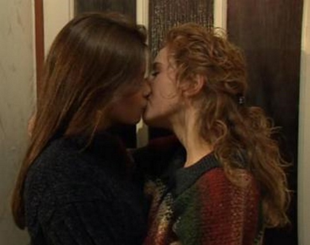 19 yo lesbian kiss
