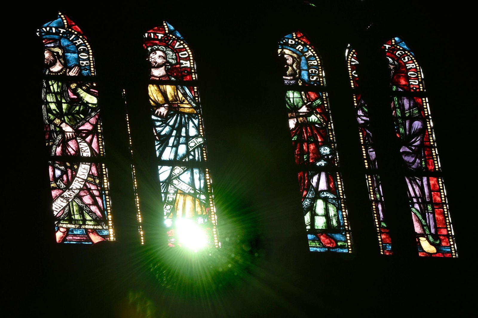 catholic-priest-in-chicago-proudly-cuts-up-and-burns-lgbt-flag-pinknews