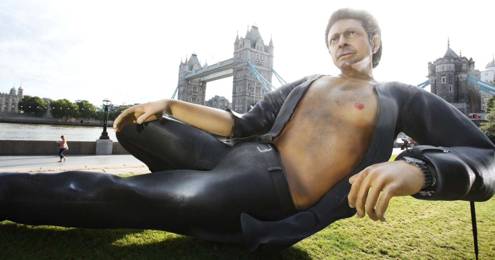 Giant Statue Of Sexy Jeff Goldblum From Jurassic Park Unveiled To Mark Film S 25th Anniversary