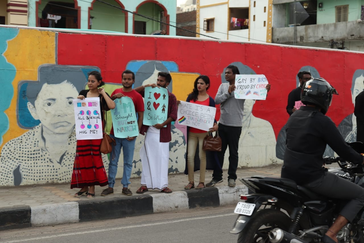 India Lgbt Group Offer Free Queer Hugs Following Decriminalisation Of Gay Sex Pinknews 0573