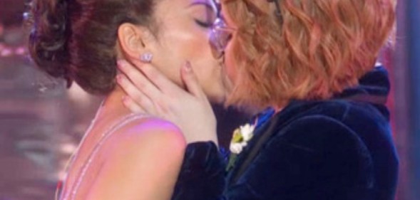 Caitlin Kinnunen and Isabelle McCalla kiss at the 2019 Tony Awards