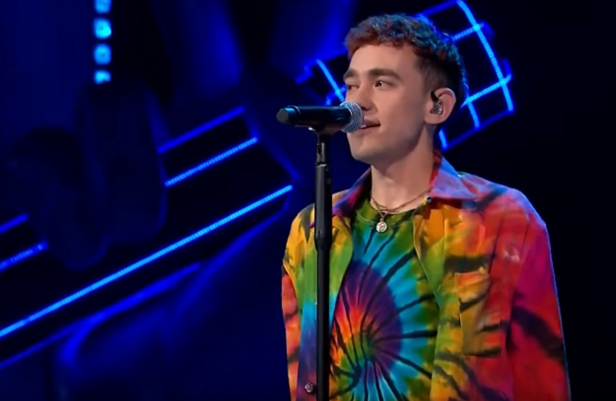 Olly Alexander wears rainbow suit in Poland to protest anti-gay laws |  PinkNews