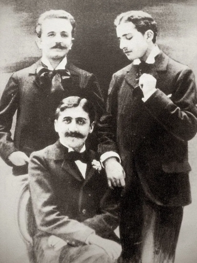 Marcel Proust (seated), Robert de Flers (left), and Lucien Daudet (right)