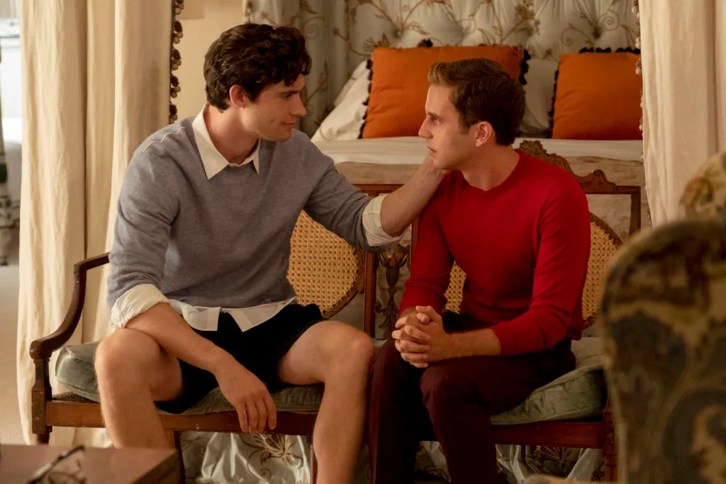 River, played by David Corenswet, with Payton, played by Ben Platt 