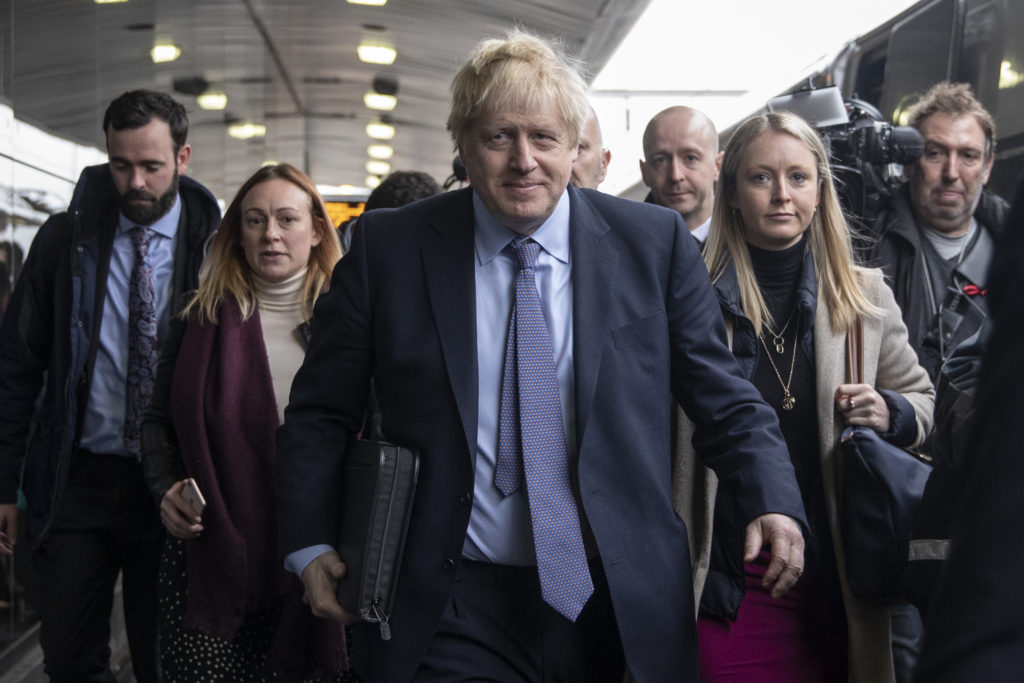 Prime minister Boris Johnson departs a train in Wolverhampton as he travels to Telford for the launch of the Conservative Party election manifesto. (Dan Kitwood - POOL/Getty Images)