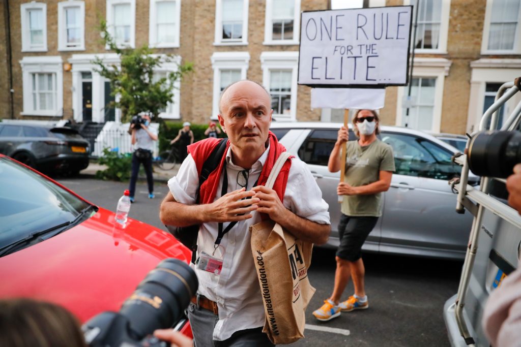 Reporters and protesters throng the streets of Islington, London, outside Dominic Cumming's residency. (TOLGA AKMEN/AFP via Getty Images)