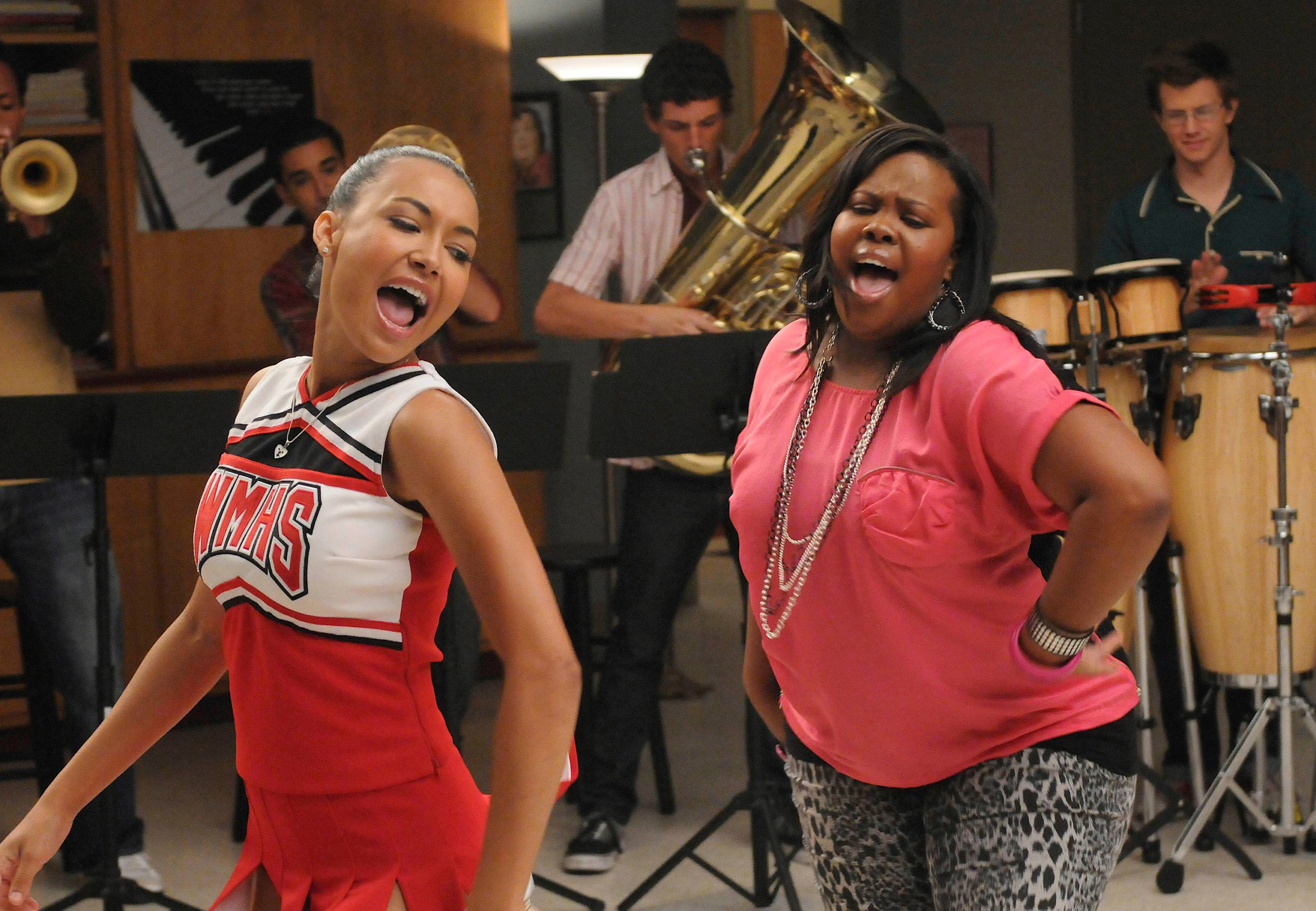 Naya Rivera and Amber perform a duet on Glee 
