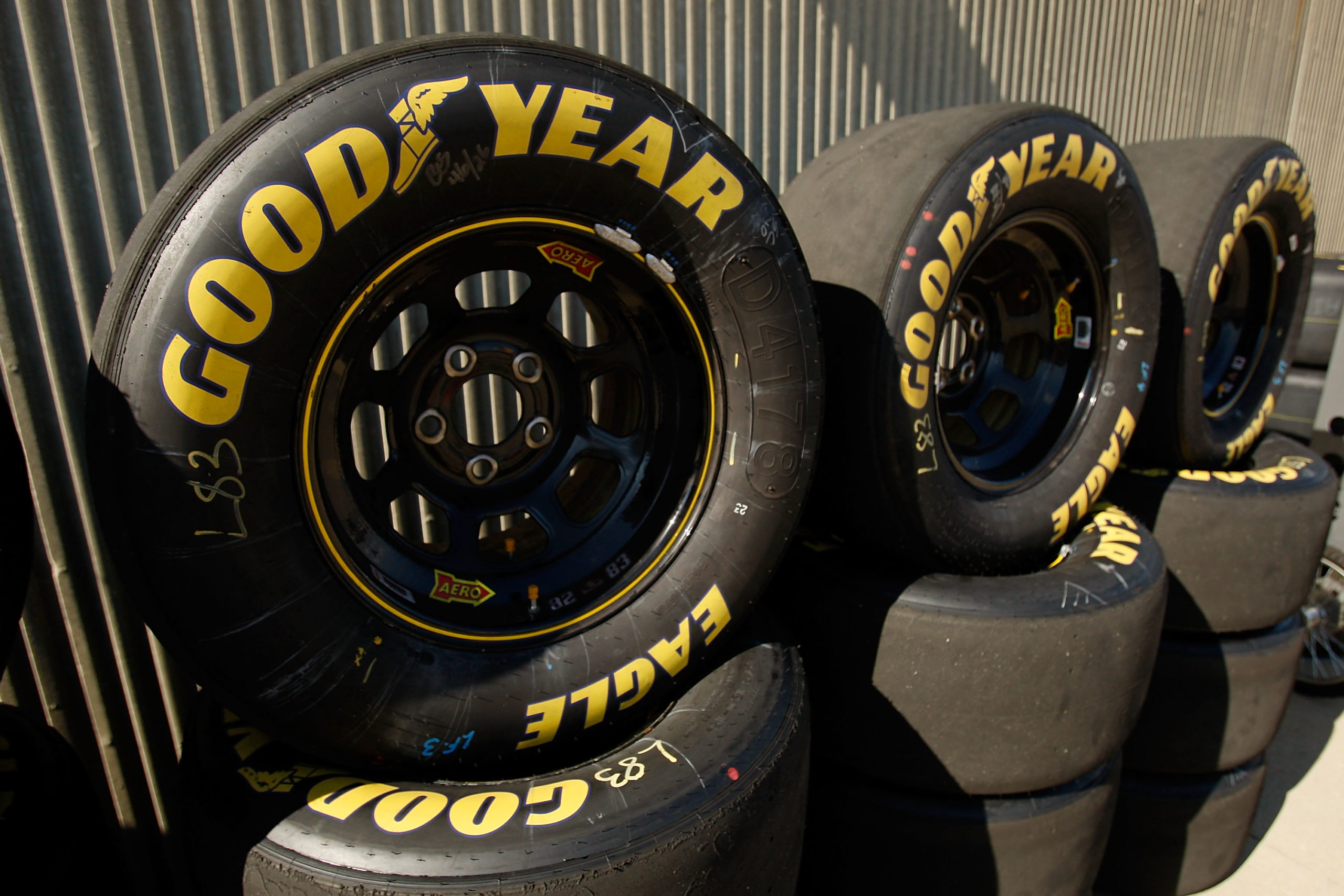 Good year. Колеса наскар Goodyear r16. Goodyear Eagle NASCAR. Гудиер шины логотип. Майка Goodyear NASCAR\.