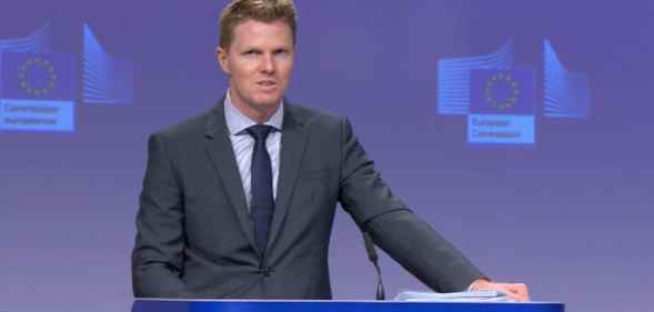 Christian Wigand speaks at a European Commission press briefing in a grey suit