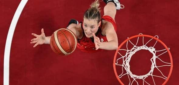 Kim Mestdagh grabbing the basketball at the Olympics