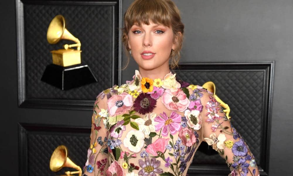 Play Dress up Taylor Swift gala for free without downloads