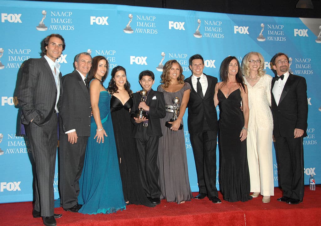 Cast and crew of Ugly Betty accepting an award.