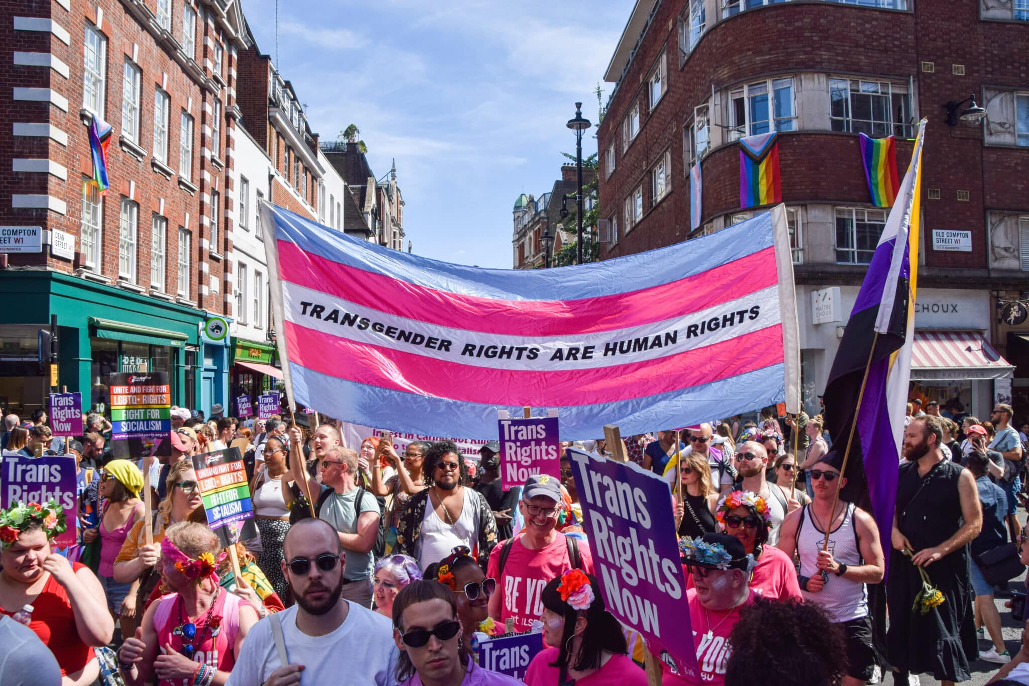 Trans london. Trans Pride. Цисгендерный флаг. Флаг цисгендерных женщин. Гордость США.