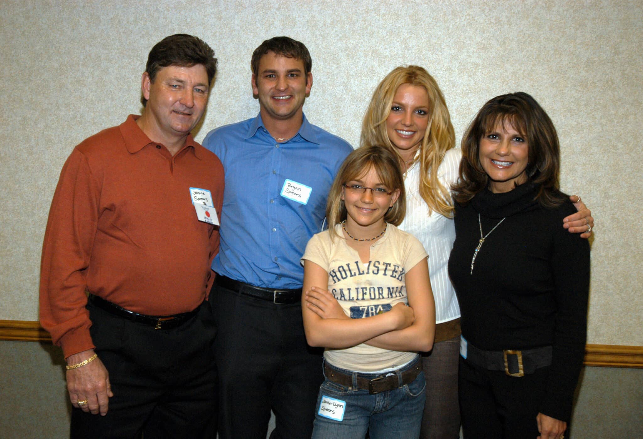 Jamie Spears, Bryan Spears, Jamie-Lynn Spears, Lynne Spears, and Britney Spears all post for a photo in 2003