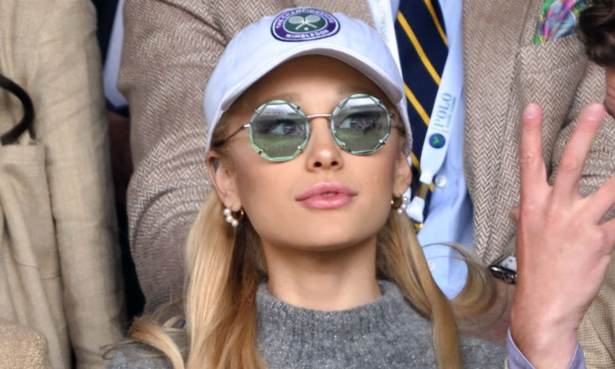 ariana grande wearing sunglasses