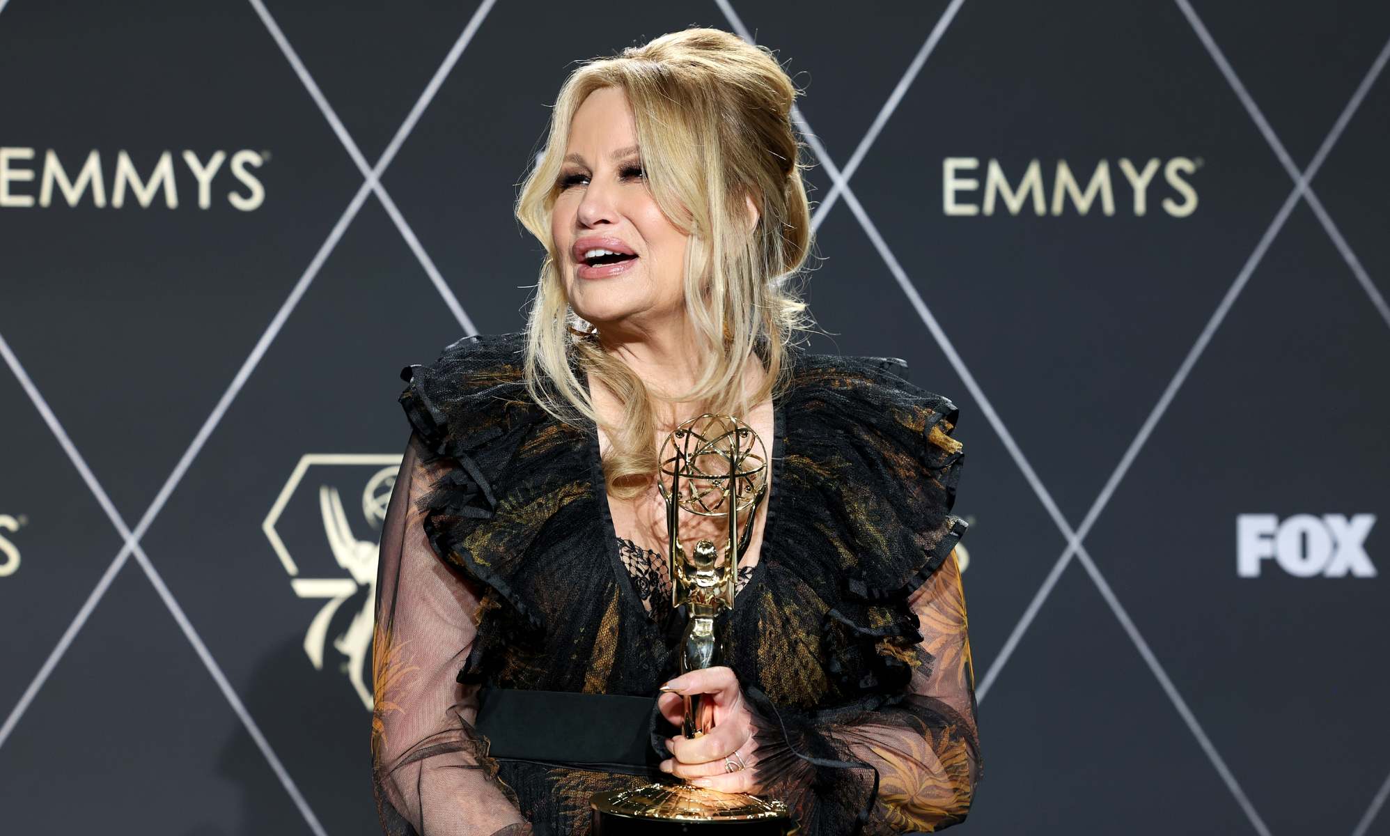 Jennifer Coolidge thanks 'all the evil gays' in Emmy speech