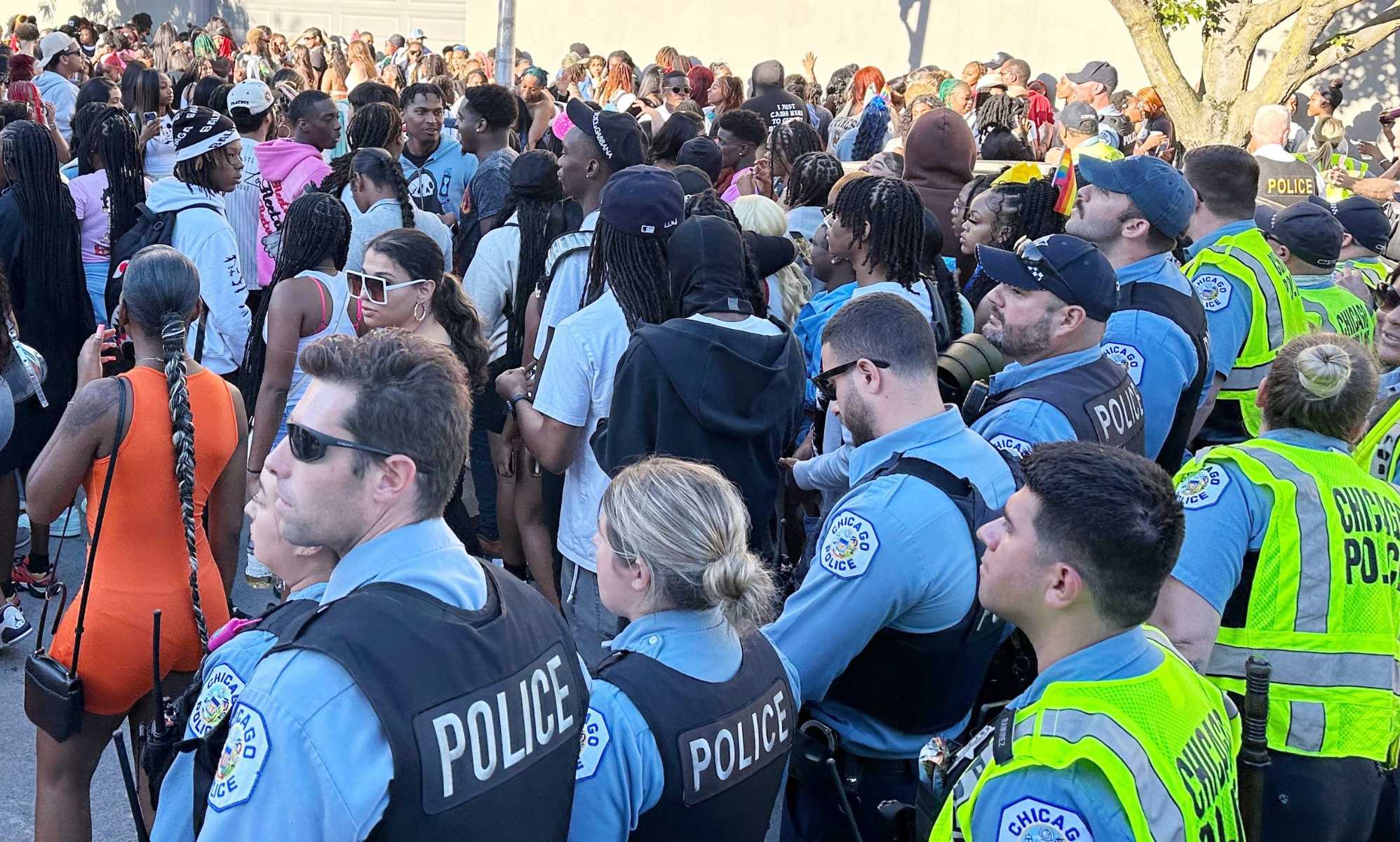 53 arrests amid Chicago Pride parade celebrations in Lake View