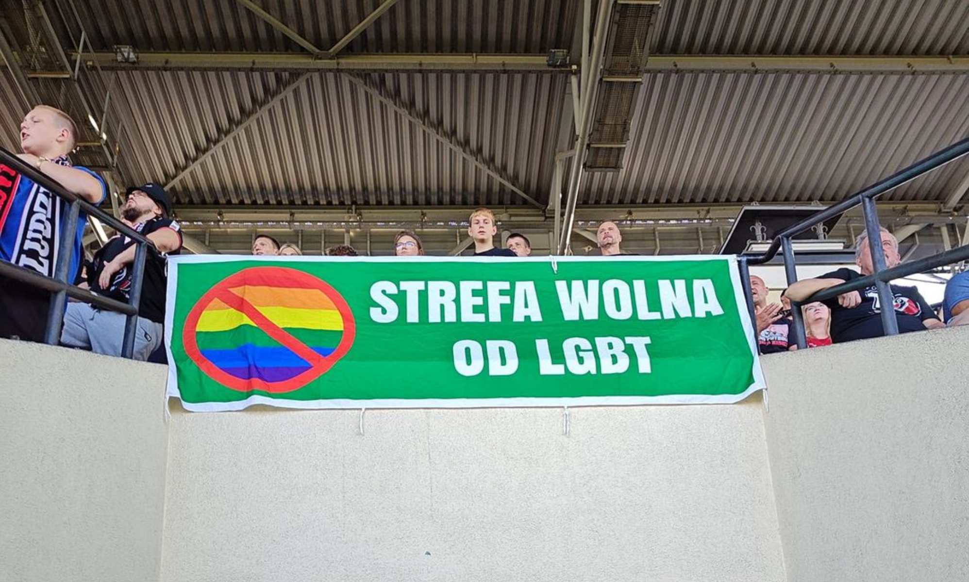 Baner „Strefa wolna od LGBT” pokazany na meczu piłki nożnej w Polsce