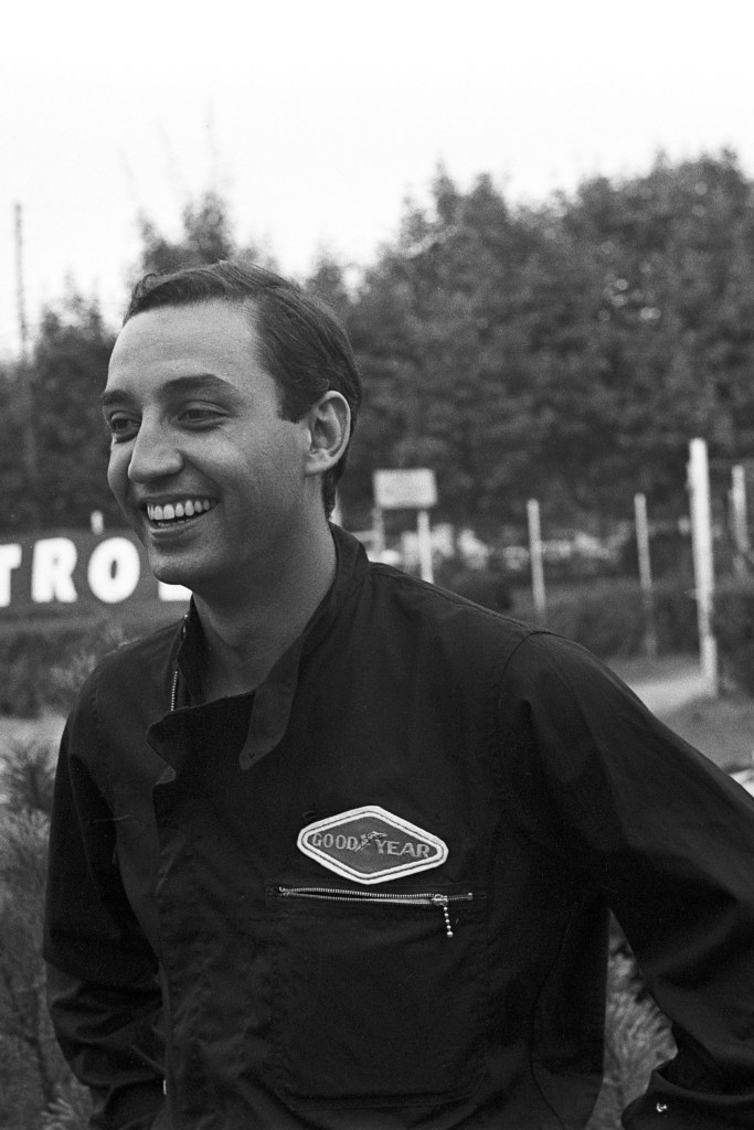 Black and white image of Mário de Araújo Cabral smiling