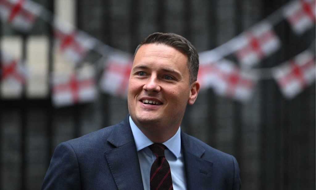 Health secretary Wes Streeting outside Downing Street