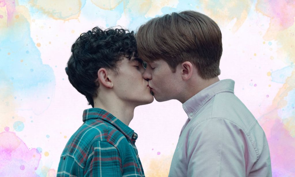 Charlie Spring and Nick Nelson kissing in Heartstopper