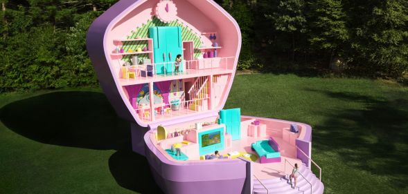 This is an image of a real life Polly Pocket compact.