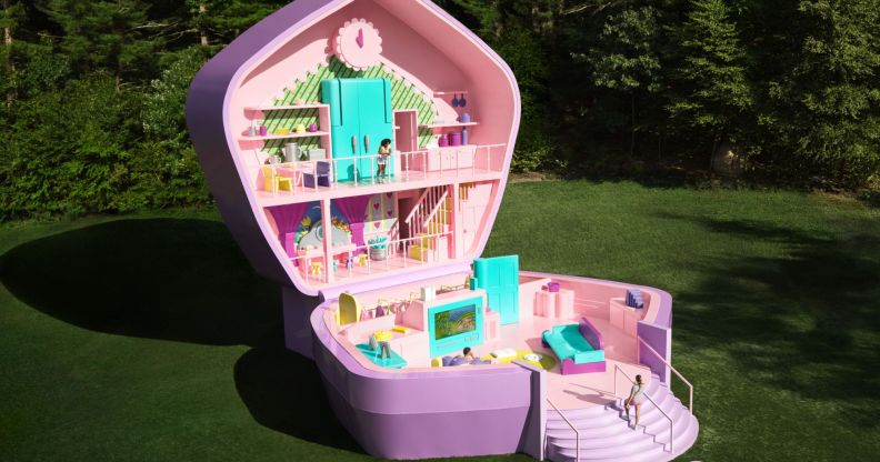 This is an image of a real life Polly Pocket compact.