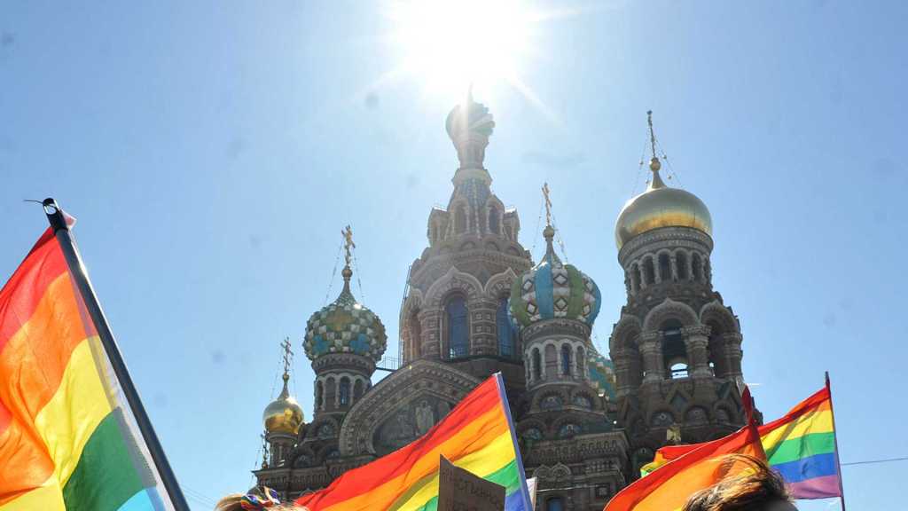 LGBTQ people protesting in Russia