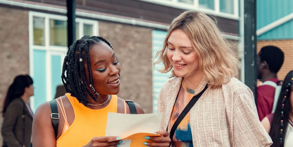 Tara Jones (Corinna Brown) and Darcy Olsson (Kizzy Edgell) in Heartstopper season three.