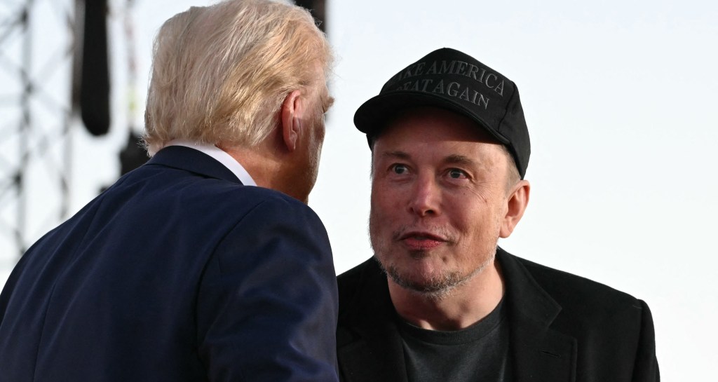 El CEO de Tesla, Elon Musk (R) se une al ex presidente de los Estados Unidos y al candidato presidencial republicano, Donald Trump, durante un concurso de campaña en el sitio de su primer intento de asesinato en Butler, Pensilvania, el 5 de octubre de 2024. (Foto de Jim Watson / AFP), según los informes, Donald Trump. Deshacerme de Elon Musk. (Getty)