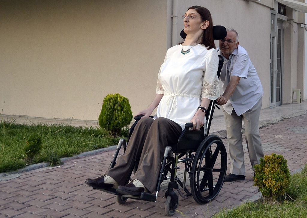 World's tallest woman Rumeysa Gelgi 'transvestigated' online