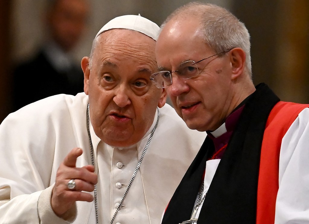 Pope Francis (L) speaks with the archibishop of Canterbury Justin Welby (R) during the celebration of vespers