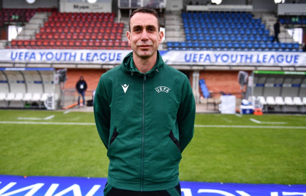 NYON, SWITZERLAND - APRIL 22: Video assistant referee David Coote before the UEFA Youth League 2023/24 Final match between Olympiacos and AC Milan at Centre Sportif de Colovray on April 22, 2024 in Nyon, Switzerland. (Photo by Ben McShane - Sportsfile/UEFA via Getty Images)