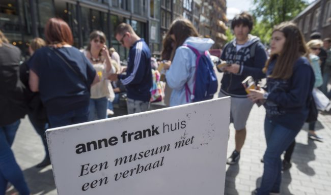 Tourists line up outside the Anne Frank house in Amsterdam, on June 15, 2015. / AFP / ANP / Lex van Lieshout / Netherlands OUT        (Photo credit should read LEX VAN LIESHOUT/AFP/Getty Images)