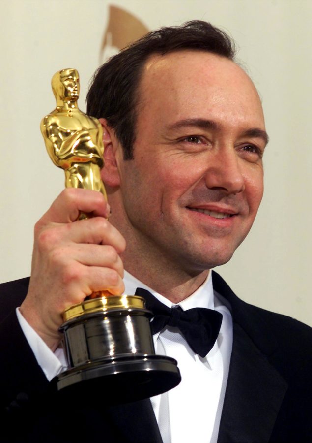 LOS ANGELES, UNITED STATES: Actor Kevin Spacey holds his Oscar for Best Actor for his role in "American Beauty" at the 72nd Annual Academy Awards in Los Angeles, CA 26 March 2000. (ELECTRONIC IMAGE) AFP PHOTO/SCOTT NELSON (Photo credit should read Scott Nelson/AFP/Getty Images)