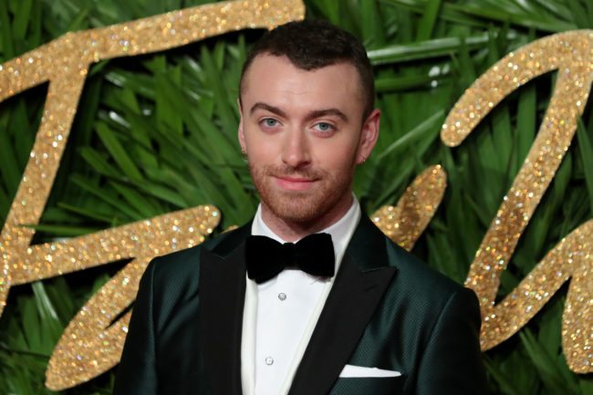 English singer-somgwriter Sam Smith poses on the red carpet upon arrival to attend the British Fashion Awards 2017 in London on December 4, 2017. / AFP PHOTO / Daniel LEAL-OLIVAS (Photo credit should read DANIEL LEAL-OLIVAS/AFP/Getty Images)