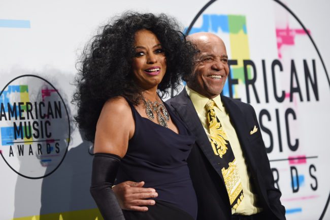 Diana Ross poses in the press room with music producer Berry Gordy at the 2017 American Music Awards on November 19, 2017, in Los Angeles, California. / AFP PHOTO / Valerie Macon        (Photo credit should read VALERIE MACON/AFP/Getty Images)