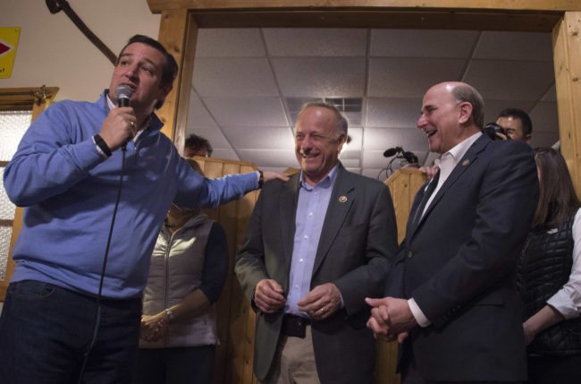 Republican Presidential Candidate Ted Cruz (L) shares a laugh with US Congressmen Steve King, R-Iowa (C) and Louie Gohmert (R), R-Texas, at the North Star Lounge during a campaign stop in Fenton, Iowa, January 29, 2016, ahead of the Iowa Caucus.   / AFP / JIM WATSON        (Photo credit should read JIM WATSON/AFP/Getty Images)