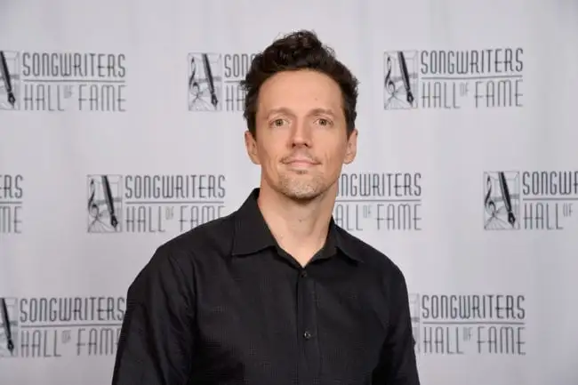 NEW YORK, NY - JUNE 14: Jason Mraz poses backstage during the Songwriters Hall of Fame 49th Annual Induction and Awards Dinner at New York Marriott Marquis Hotel on June 14, 2018 in New York City. (Photo by Gary Gershoff/Getty Images for Songwriters Hall Of Fame)