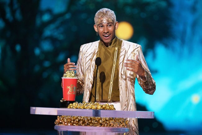 SANTA MONICA, CA - JUNE 16: Actor Keiynan Lonsdale accepts the Best Kiss award for 'Love, Simon' onstage during the 2018 MTV Movie And TV Awards at Barker Hangar on June 16, 2018 in Santa Monica, California. (Photo by Kevin Winter/Getty Images for MTV)