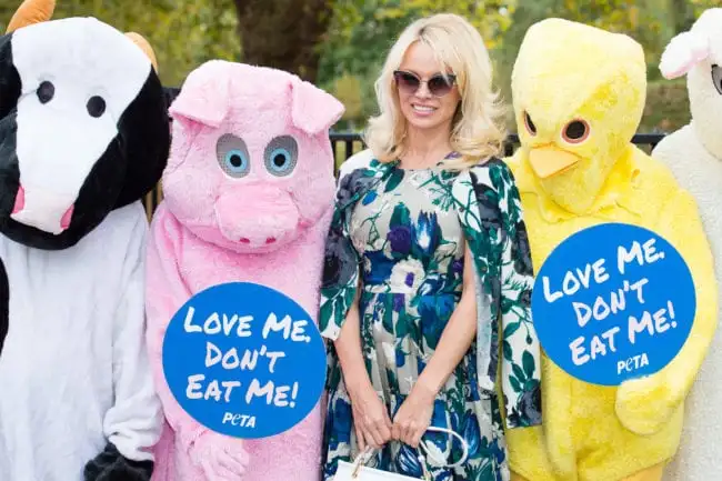 LONDON, ENGLAND - OCTOBER 26:  Pamela Anderson (2nd-R) joins PETA to promote vegan food at Marble Arch on October 26, 2016 in London, England.  (Photo by Jeff Spicer/Getty Images)