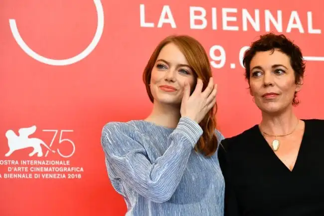 Actress Emma Stone and actress Olivia Colman attend a photocall for the film "The Favourite" presented in competition on August 30, 2018 during the 75th Venice Film Festival at Venice Lido. (Photo by Vincenzo PINTO / AFP) (Photo credit should read VINCENZO PINTO/AFP/Getty Images)