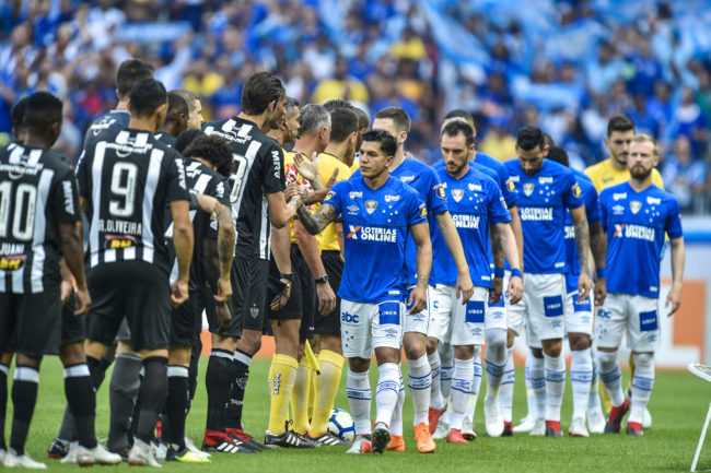 BELO HORIZONTE, BRAZIL - SEPTEMBER 16: Players of Cruzeiro and Atletico MG shake hands before the match between Cruzeiro and Atletico MG as part of Brasileirao Series A 2018 at Mineirao stadium on September 16, 2018 in Belo Horizonte, Brazil. (Photo by Pedro Vilela/Getty Images)