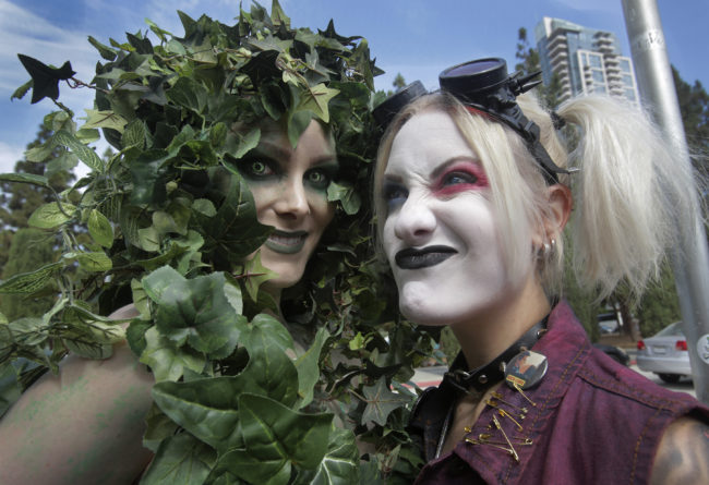 Cosplayer impersonate same-sex couple Poison Ivy and Harley Quinn, the character played by Margot Robbie.