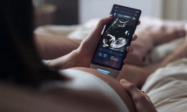 A Samsung phone in a Samsung advert with a pregnant lesbian couple
