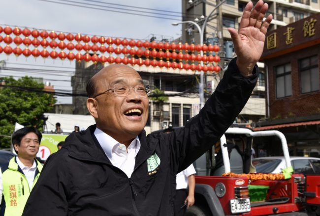 This picture taken on November 15, 2018 shows Su Tseng-chang, New Taipei mayor candidate from the ruling Democratic Progressive Party (DPP), waving during the elections campaign in Tucheng district, New Taipei City, Taiwan.